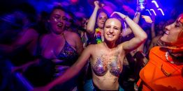 Звездные артисты, бикини и пудра вместо топа, палатки и свобода: Жаркая романтика под открытым небом на фестивале Sziget 2025