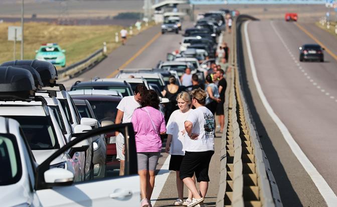 На фото: очередь автомобилей на Крымский мост со стороны Керчи.