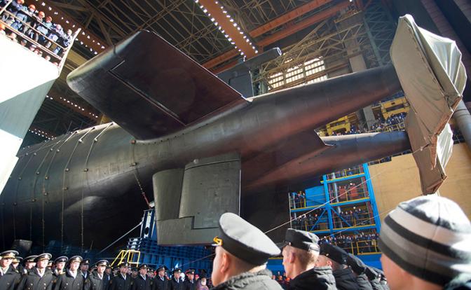 На фото: атомная подводная лодка специального назначения проекта 09852 "Белгород", которая является первым носителем аппаратов "Посейдон", во время церемонии спуска на воду на территории АО "ПО "Севмаш".