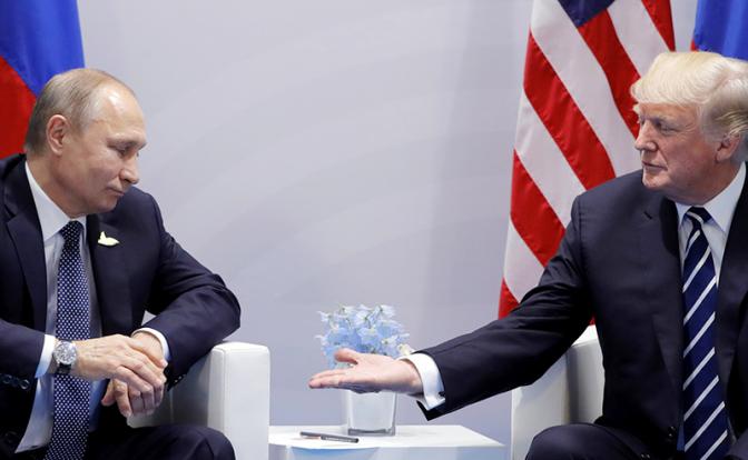 На фото: президент РФ Владимир Путин и президент США Дональд Трамп (слева направо) во время двусторонней встречи на саммите "Группы двадцати", архив.