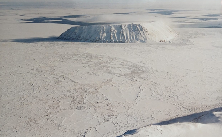 На фото: вид на остров Малый Диомид (США), а кусочек в правом нижнем углу - наш остров Ратманова. Америка и Россия в одном кадре. 