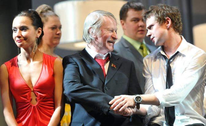 На фото: актеры Татьяна Бондаренко (Вышневская), Иван Краско (Вышневский) и Владимир Крылов (Жадов) (слева направо) после предпремьерного прогона спектакля Игоря Коняева "Доходное место" по пьесе А.Островского в Театре им. В.Ф. Комиссаржевской, 2010 год.