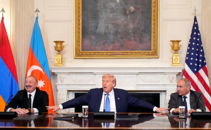На фото: президент Азербайджана Ильхам Алиев, президент США Дональд Трамп и премьер-министр Армении Никол Пашинян (слева направо) на церемонии подписания декларации о мирном урегулировании между Азербайджаном и Арменией.