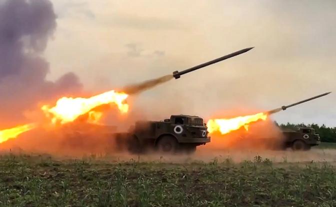 На фото: боевая работа расчетов реактивных систем залпового огня ВС РФ "Ураган" по целеуказанию от беспилотника "Орлан" в ходе специальной военной операции.