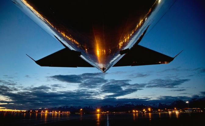 На фото: самолет президента США во время приземления на Аляске.