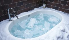 Врач рассказала о влиянии ледяных ванн на здоровье