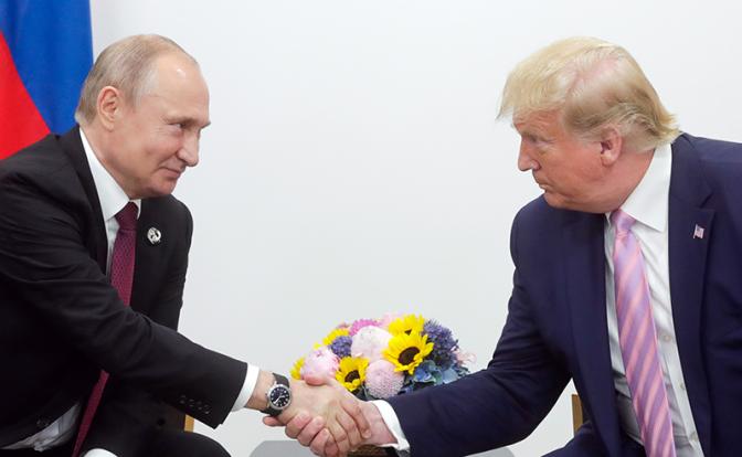 На фото: президент России Владимир Путин и президент США Дональд Трамп (слева направо). Архивное фото.