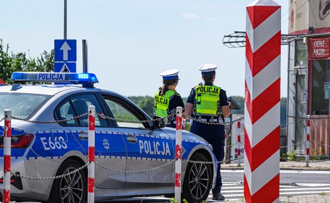 На фото: польские пограничники на контрольно-пропускном пункте