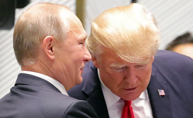 На фото: президент России Владимир Путин и президент США Дональд Трамп (слева направо). Архивное фото.