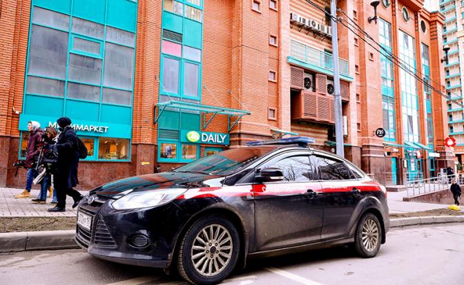 На фото: автомобиль следственного комитета РФ на месте взрыва в ЖК "Алые Паруса". В результате ЧП погиб глава Федерации бокса ДНР Армен Саркисян.