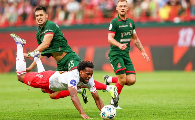 На фото: Ливай Гарсия ("Спартак") и Сесар Монтес ("Локомотив") во время матча.