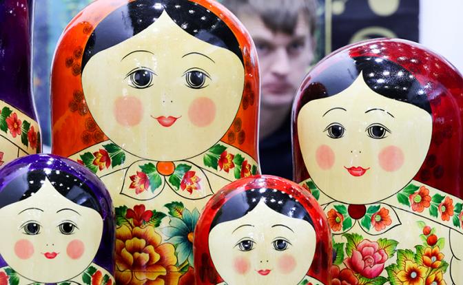 Матрешки раскупают на Аляске перед встречей Путина и Трампа