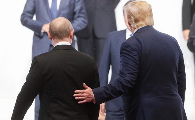 На фото: президент России Владимир Путин и президент США Дональд Трамп (слева направо). Архивное фото