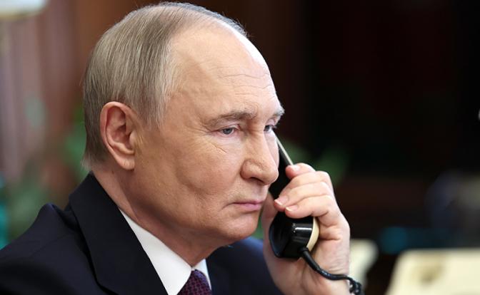 На фото: президент РФ Владимир Путин во время телефонного разговора.