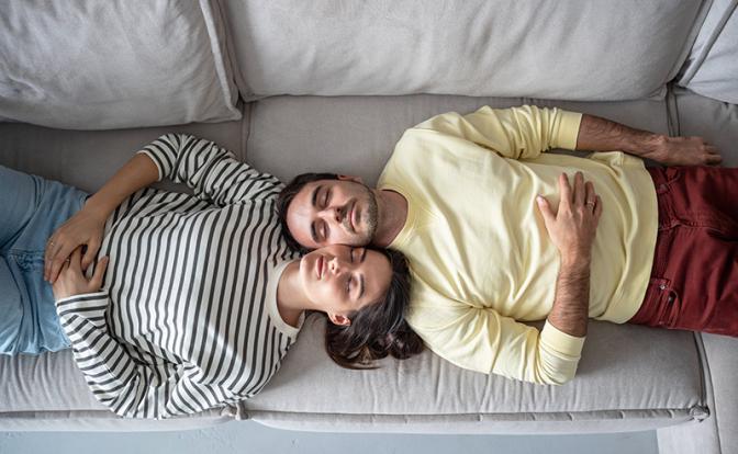 Россиянам рассказали, сколько можно лежать на диване в выходной день