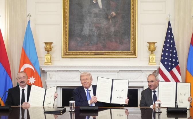 На фото: президент Азербайджана Ильхам Алиев, президент США Дональд Трамп и премьер-министр Армении Никол Пашинян (слева направо) на церемонии подписания декларации о мирном урегулировании между Азербайджаном и Арменией.