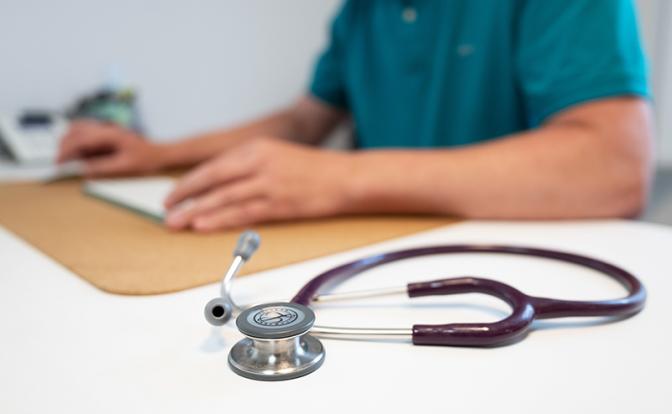 Уволили главврача, урезавшего зарплаты медикам в Кемеровской области