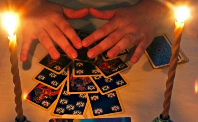 Чудо-палочки за полцены квартиры: в Екатеринбурге супруги стали жертвами "колдуньи"