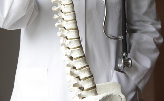 Россиянам рассказали, как за 15 минут можно сделать спину здоровой