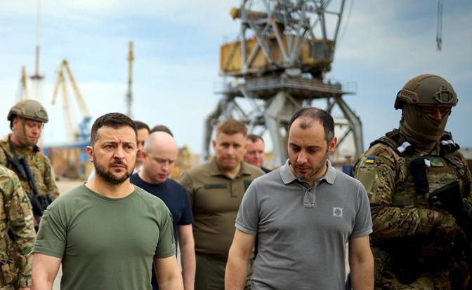 На фото: президент Украины Владимир Зеленский (слева).