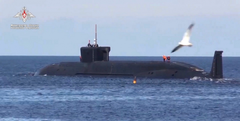 На фото: атомная подлодка "Юрий Долгорукий".