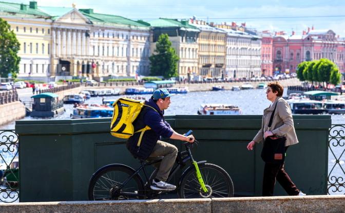 Еще одна «революция» в Питере: Смольный шокировал горожан декретами против мигрантов-курьеров и таксистов