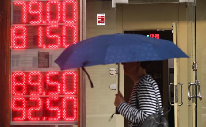 Прогноз курса рубля: давят переговоры Путина с Трампом и «проклятый август»