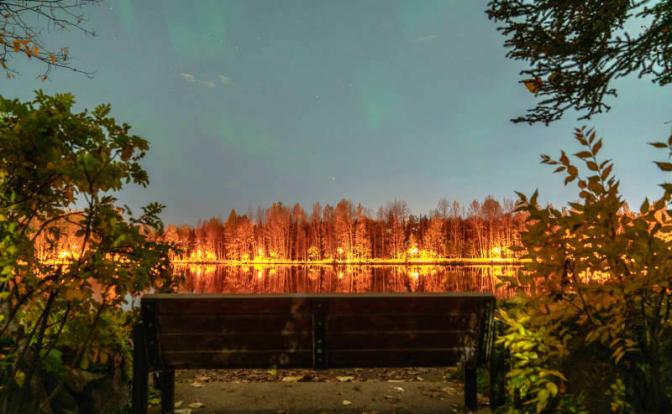 На фото: северное сияние над озером Таку, Анкоридж, Аляска.