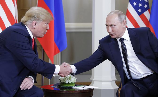 На фото: президент США Дональд Трамп и президент РФ Владимир Путин (слева направо) во время встречи. Архивное фото.