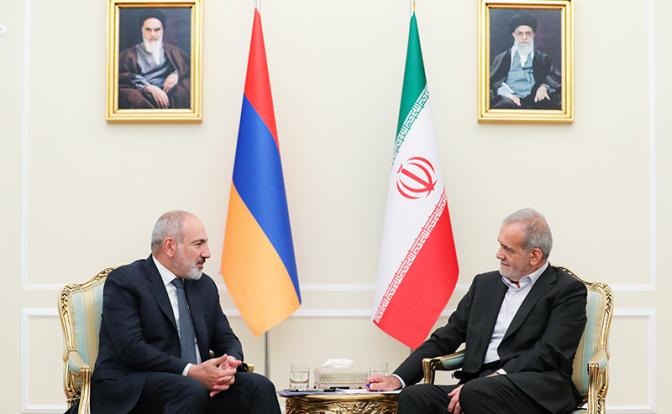 На фото: президент Ирана Масуд Пезешкиан (справа) и премьер-министр Армении Никол Пашинян (слева)