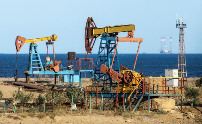 На фото: добыча нефти в Азербайджане. Нефтеперекачивающие станки (штанговые насосы) в районе города Баку.