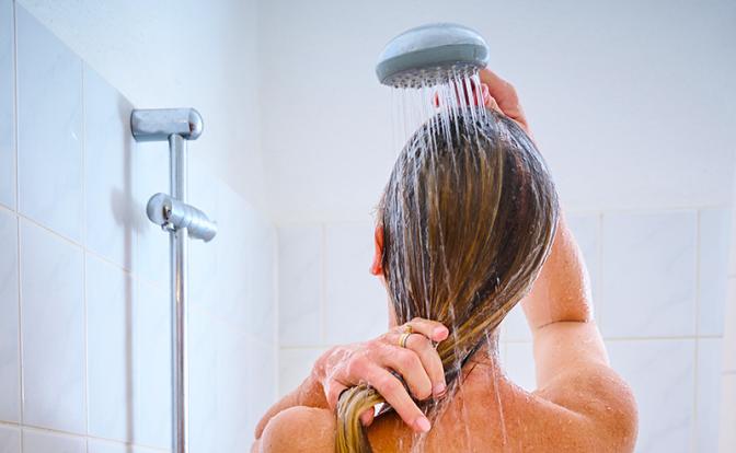 Сомнолог: Холодный душ перед сном может вызвать перевозбуждение