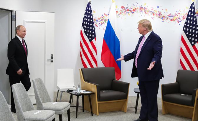 На фото: президент России Владимир Путин и президент США Дональд Трамп (слева направо) во время встречи. Архивное фото.