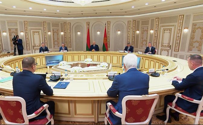 Варианты, в принципе, возможны: Лукашенко думает, что делать с Уралом