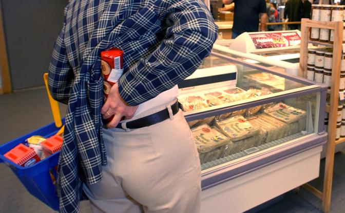 «Пенсия у меня маленькая, а сыр украла в супермаркете потому, что олигархи не обеднеют»