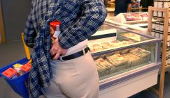 «Пенсия у меня маленькая, а сыр украла в супермаркете потому, что олигархи не обеднеют»