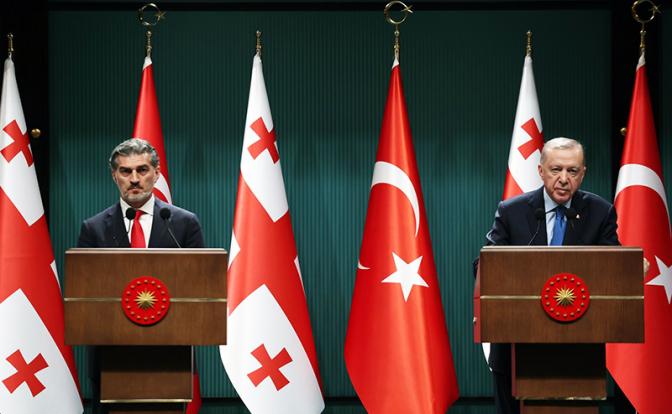 На фото: президенты Турции Реджеп Тайип Эрдоган и Грузии Михаил Кавелашвили (справа налево)