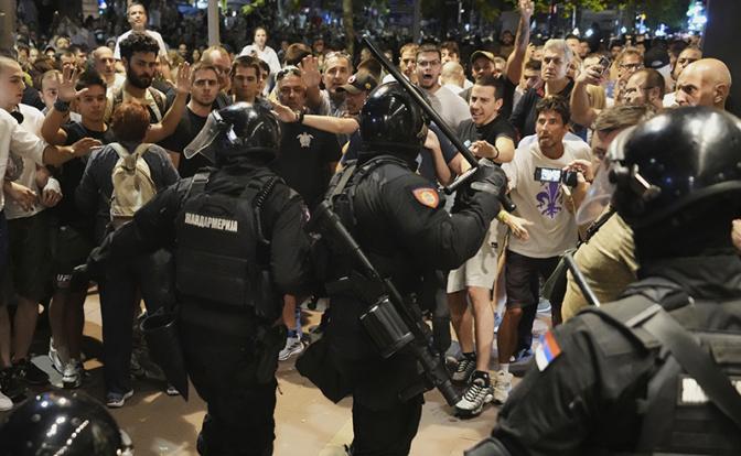 На фото: антиправительственная акция протеста в Белграде