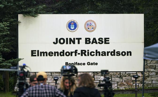 На фото: журналисты у объединённой базы Элмендорф-Ричардсон в Анкоридже, где планируется встреча президента РФ Владимира Путина и президента США Дональда Трампа Аляска, США, 14 августа 2025 г.