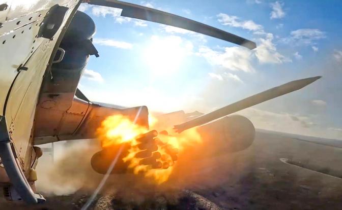 На фото: работа экипажей вертолетов Ка-52 в зоне СВО.