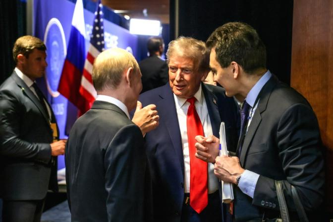 На фото: президент России Владимир Путин и президент США Дональд Трамп (слева направо на первом плане) во время пресс-конференции по итогам встречи на территории военной межвидовой базы ВС США Эльмендорф-Ричардсон.