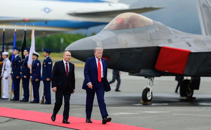 На фото: президент США Дональд Трамп (справа) сопровождает президента России Владимира Путина (слева) во время церемонии прибытия на Объединённую базу Элмендорф Ричардсон 15 августа в Анкоридже, Аляска.