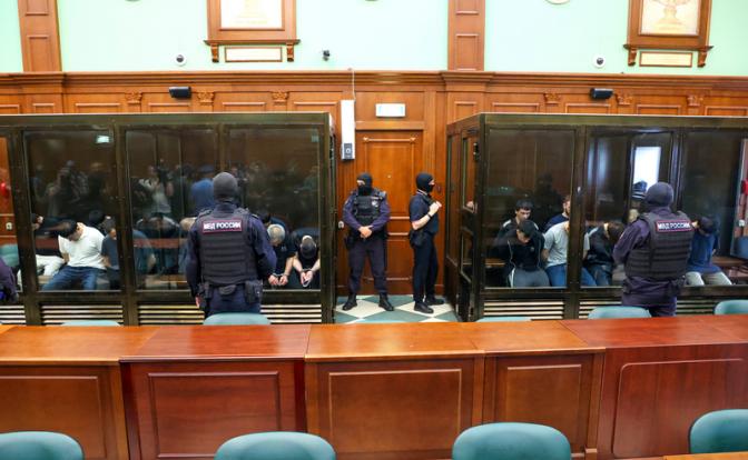 На фото: обвиняемые перед началом заседания Второго Западного окружного военного суда по рассмотрению по существу уголовного дела о теракте в концертном зале "Крокус Сити Холл" в Апелляционном корпусе Московского городского суда.