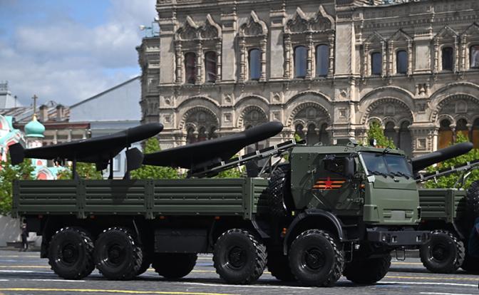На фото: БПЛА "Герань-2" во время парада на Красной площади в Москве.