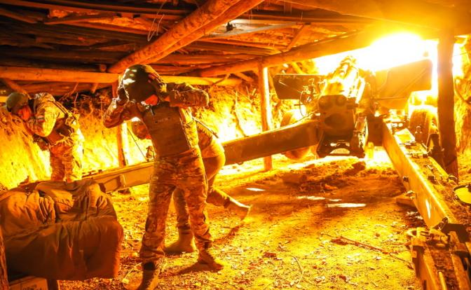 На фото: военнослужащие артиллерийского подразделения мотострелкового полка во время работы расчета 152-мм пушки 2А36 "Гиацинт-Б" в зоне СВО.