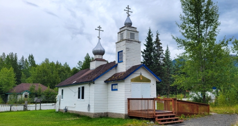 На фото: церковь Святого Николая в деревне Эклутна, Аляска, США.