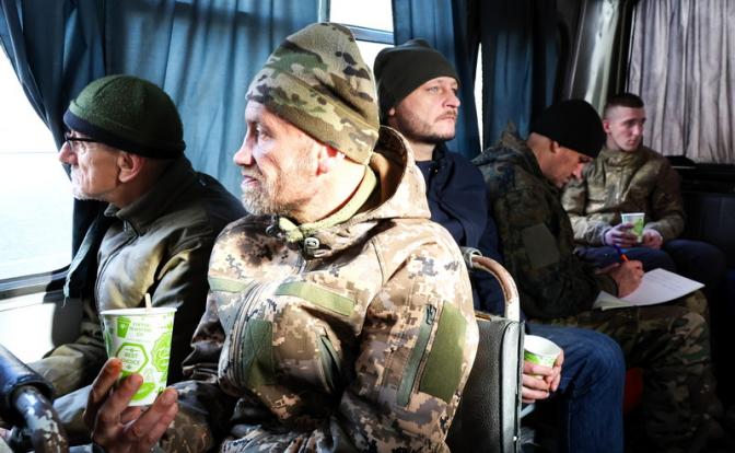 На фото: украинские военнопленные.