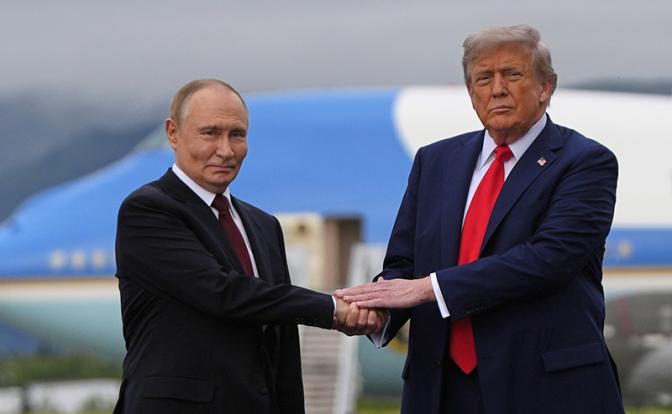 На фото (слева направо): президент России Владимир Путин и президент США Дональд Трамп.