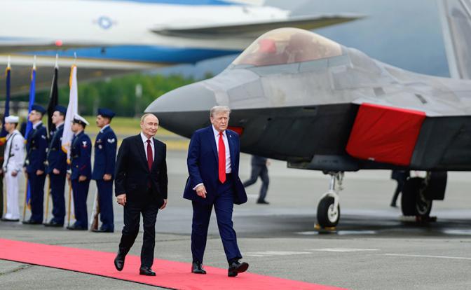 На фото (слева направо): президент РФ Владимир Путин и президент США Дональд Трамп в аэропорту на Аляске, США.