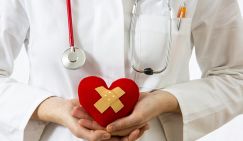 Кардиолог назвала неочевидные симптомы проблем с сердцем